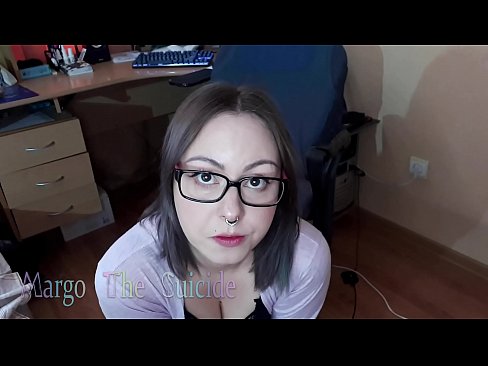 ❤️ Merch Sexy gyda Sbectol Yn Sugno Dildo'n Ddwfn ar y Camera Porno wrthon ni ️❤